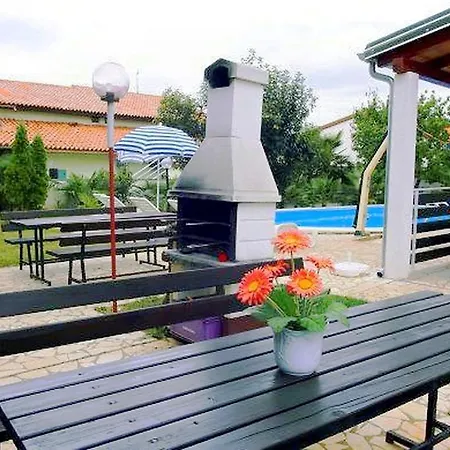 House Mai With Pool Guest house