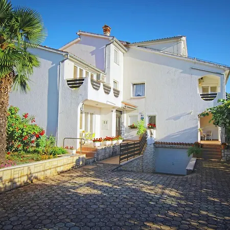 House Mai With Pool Guest house 3*